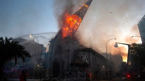 Chile: Jahrestag der Proteste – auch Kirchen in Flammen 