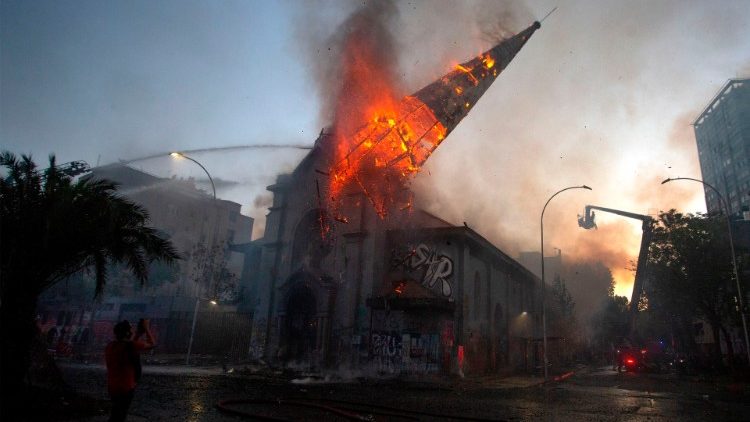 أساقفة تشيلي يدينون إحراق كنيستين في وسط العاصمة 