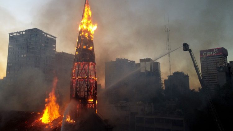 Поджоги церквей в Сантьяго-де-Чили