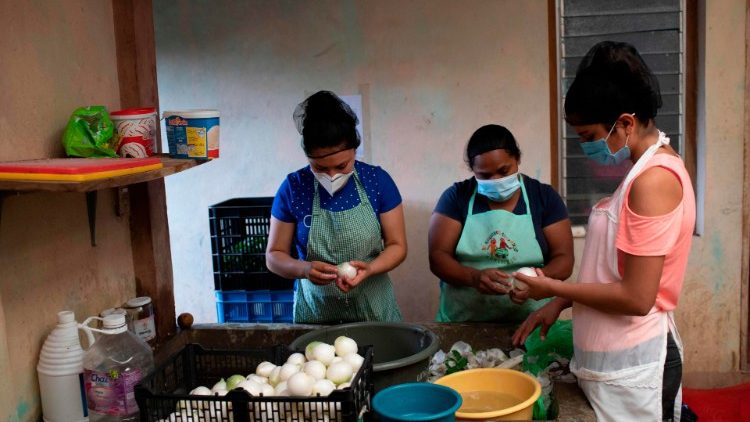 Mujeres salvadoreñas cocinando. 