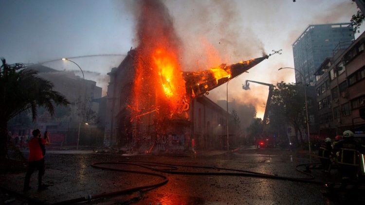 Una de las Iglesias incendiadas en Chile en el curso de la manifestación del 18 de octubre.