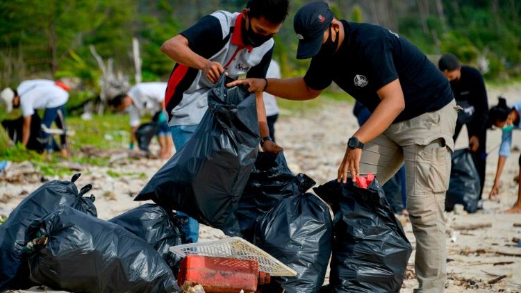 Các nhà hoạt động người Indonesia thu nhặt rác nhựa ở bãi biển