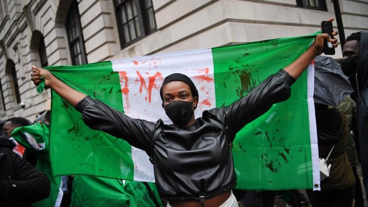 Manifestanti a Londra chiedono giustizia dopo gli scontri di Lagos (Daniel Lead-Olivas / Afp)
