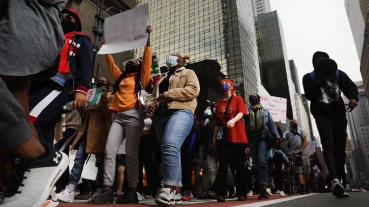 Protestas en la ciudad de Nueva York contra la violencia de las fuerzas del orden en las manifestaciones que tuvieron lugar en Nigeria.