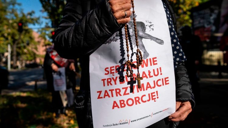 Záber z októbrových protestov v Poľsku: prívrženkyňa Hnutia za život