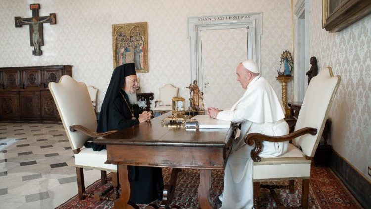 Kirchenoberhäupter unter sich: Der Papst und der Patriarch konferieren im Apostolischen Palast