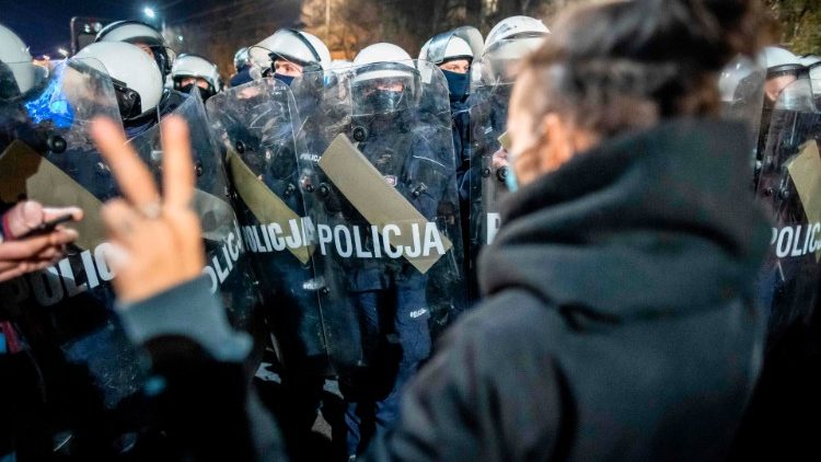 Polizisten riegelten in Warschau Straßen ab, um ein Weiterziehen der Demonstranten zu verhindern