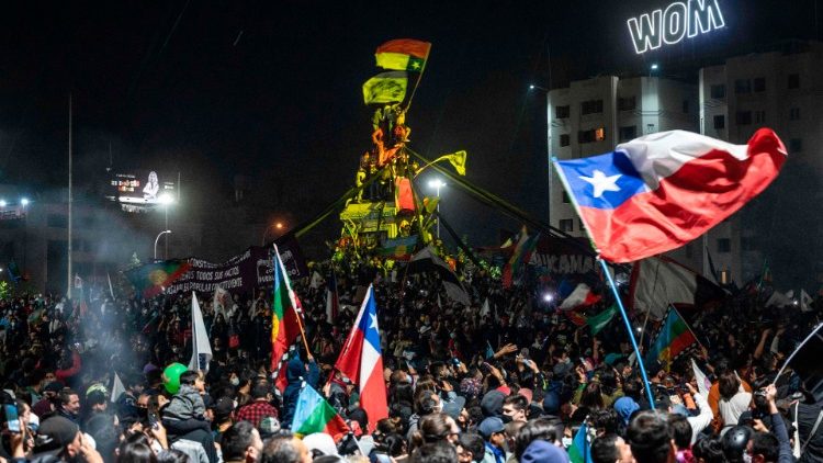 I manifestanti festeggiano l'esito del referendum a Plaza Italia nella capitale Santiago