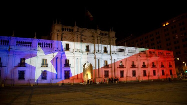 Le Palais présidentiel chilien ("La Moneda") éclairé aux couleurs du drapeau national, le 25 octobre 2020.