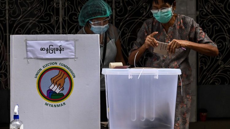 Operazioni di voto a Yangon (Ye Aung Thu / Afp)