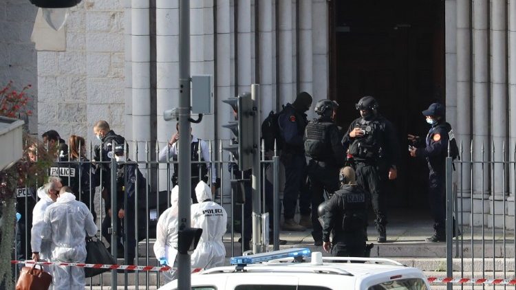 Policijos ir antiteroristinio būrio pajėgos prie Nicos Dievo Motinos bazilikos