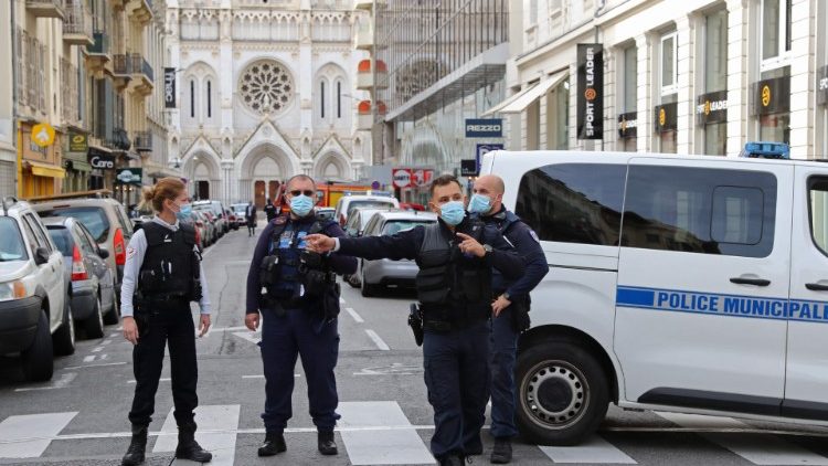 Policie blokuje přístup ke katedrále Notre-Dame v Nice