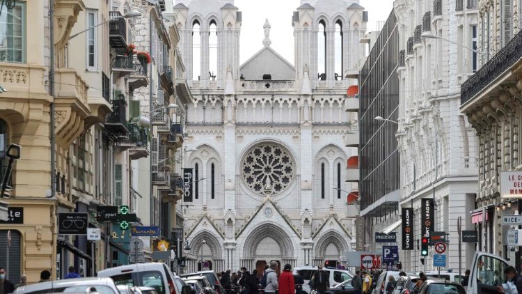 Basilica di Nizza blindata e transennata dopo l'attentato