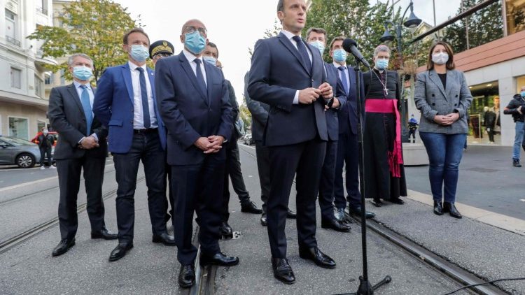 الرئيس ماكرون يقول إن فرنسا تتعرض لهجوم إرهابي وإمام الأزهر يدين اعتداء نيس