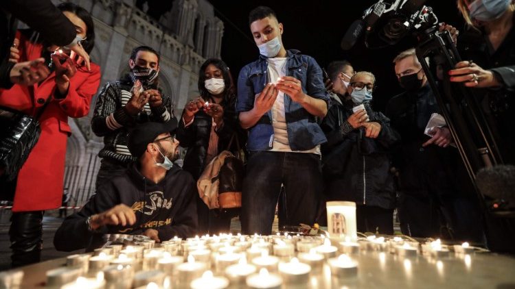 Свещи и молитви пред базиликата "Нотр Дам" в Ница, в знак на почит към жертвите на терористичното нападение. 29/10/2020