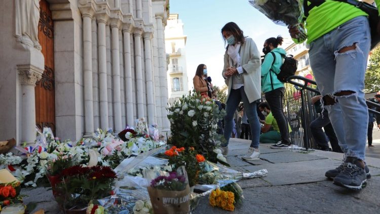 Người dân đặt hoa nến tưởng nhớ các nạn nhân vụ tấn công khủng bố tại nhà thờ chính tòa Nice