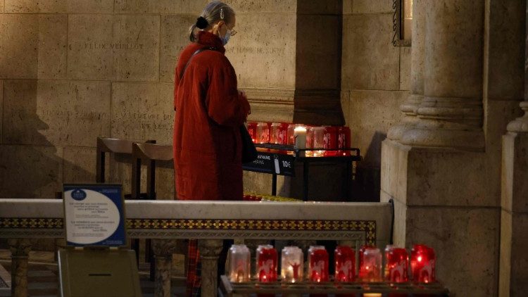 Une femme en prière à la basilique du Sacré-Cœur de Montmartre, le 30 octobre 2020.