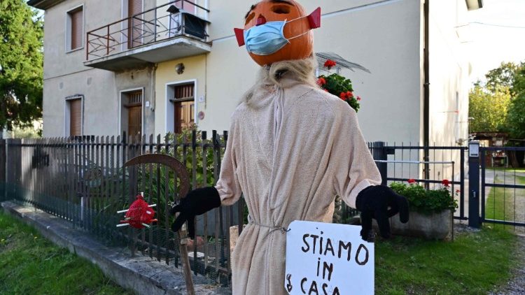 इटली में कोरोना वायरस के कारण घर के अंदर रहने का प्रोत्साहन देता एक हैलोवीन का पुतला