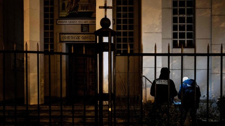 Am Eingang dieser orthodoxen Kirche in Lyon wurde der Priester angeschossen und lebensgefährlich verletzt