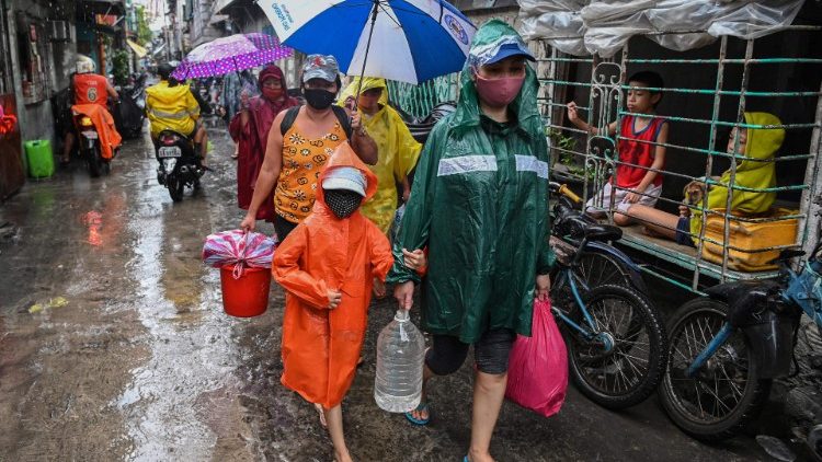 Dans les environs de Manille, des habitants contraints d'évacuer leurs maisons en raison des intempéries liées au typhon Gori (1er novembre 2020)