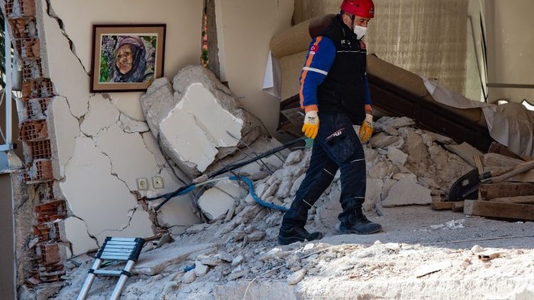 Un secouriste dans les décombres d'un immeuble, à Izmir, en Turquie.