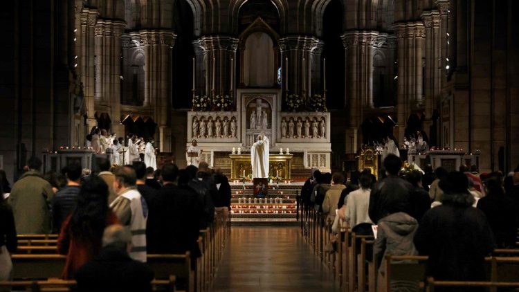 Des fidèles rassemblés pendant la messe de la Toussaint à la basilique du Sacré-Cœur de Montmartre, le 1er novembre 2020.