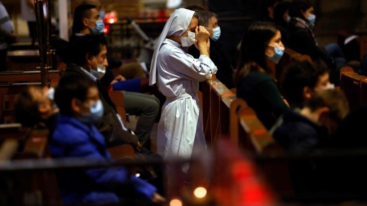 Giáo dân tham dự Thánh lễ trong  một nhà thờ ở Pháp