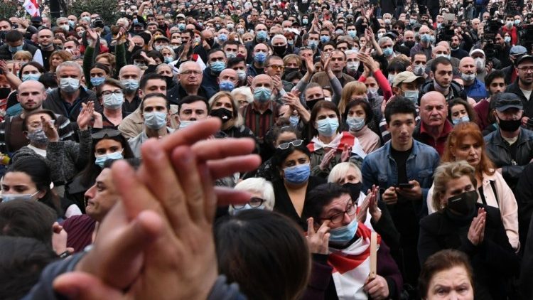 Manifestazioni di protesta a Tbilisi, in Georgia, contro il risultato delle elezioni