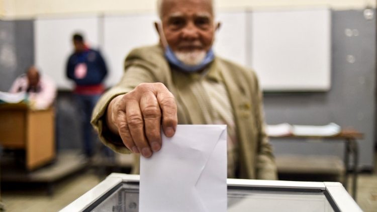 Un Algérien vote, le 1er novembre 2020