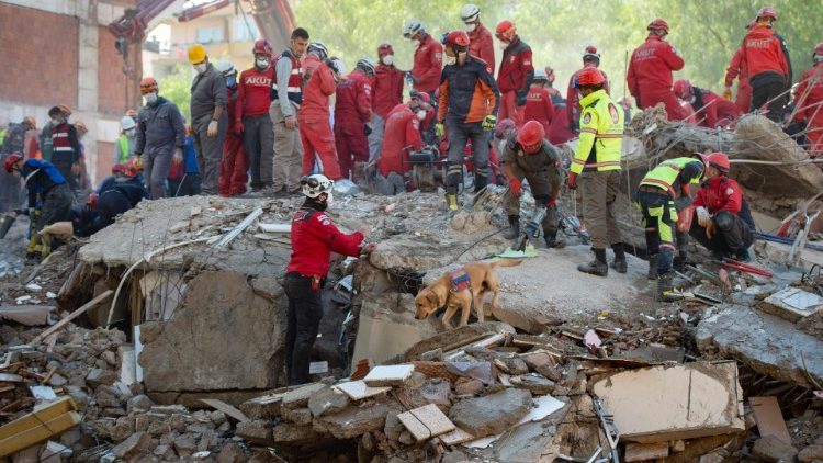 तुर्की में भूकंप के बाद बचाव दल मलवों से लोगों को निकालते हुए