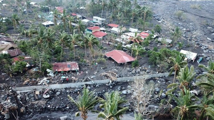 Förödelse i Filippinerna efter tyfonen Gonis framfart 