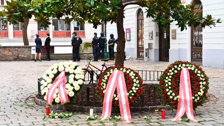 Koszorúkat helyeztek az osztrák kormány képviselői a bécsi terrortámadás áldozatainak emlékére