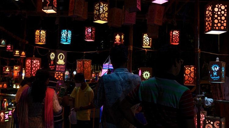 Un marché de lanterne à Bombay en Inde, le 5 novembre 2020.