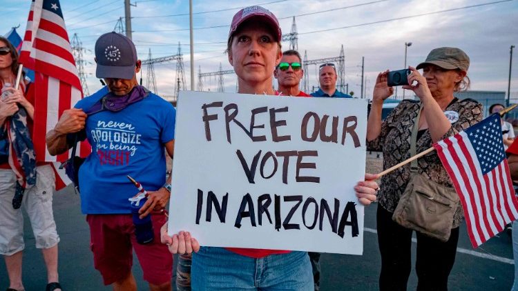 Des partisans de Donald Trump manifestent dans le comté de Maricopa, en Arizona, le 5 novembre 2020. 
