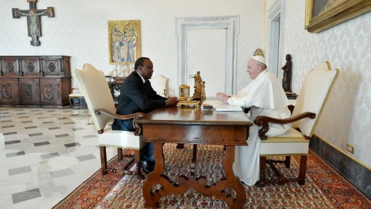 البابا فرنسيس مستقبلاً رئيس جمهورية كينيا السيد اوهورو مويغاي كينياتا، 06 تشرين الثاني نوفمبر 2020
