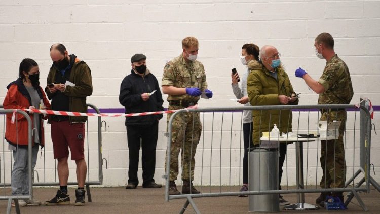 Liverpool: militares coordenam pessoas na fila para fazerem o teste rápido da Covid-19