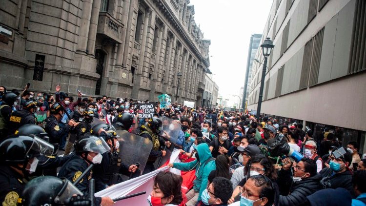 País andino vive situação de instabilidade e crise política com três presidentes em menos de quatro anos