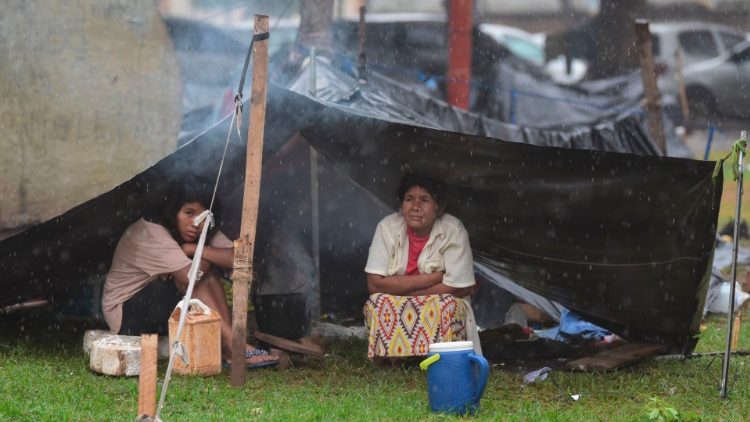 Indígenas paraguaios acampados em frente ao Congresso Nacional em Assunção