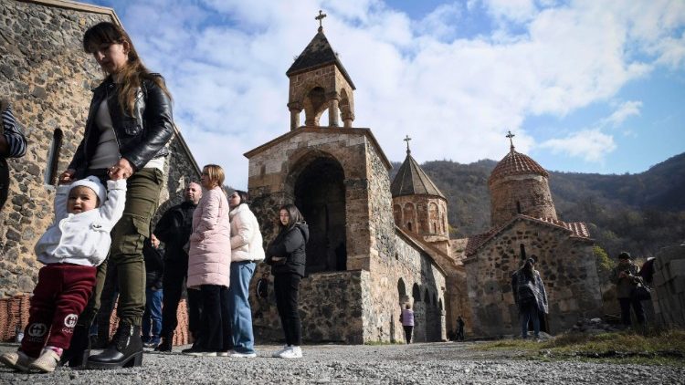 Des familles arméniennes visitent, probablement pour la dernière fois, le monastère de Dadivank, le 12 novembre 2020.