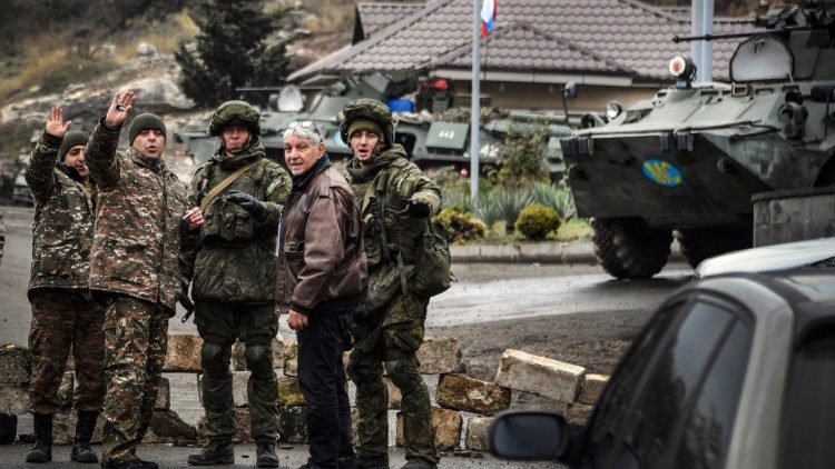 Russische Peacekeeper halten ein Auto an einem Checkpoint in der südlichen Region von Karabach an