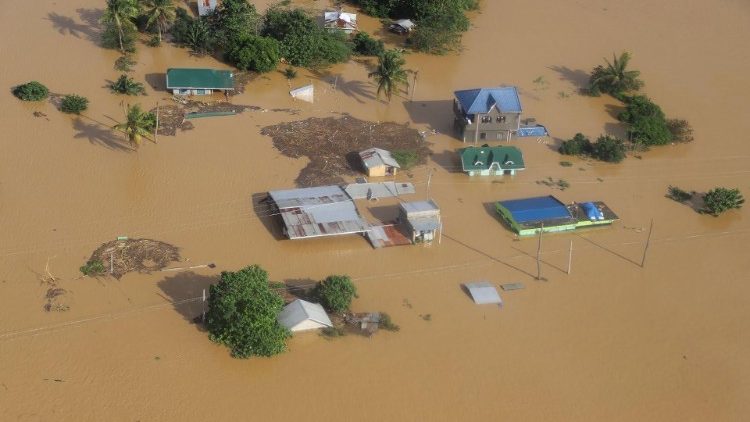 तूफान ‘वामको से कई गाँव बाढ़ में 