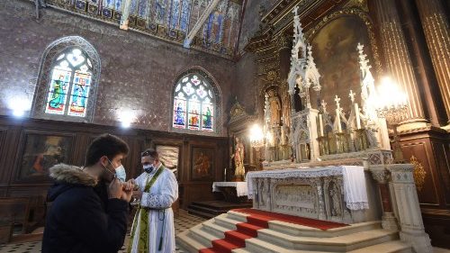Messes à 30 personnes en France: irréaliste et inapplicable pour l’épiscopat