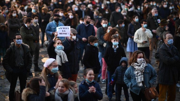 Протест във Версай срещу ограничителните мерки на правителството, забраняващи публичното отслужване на литургии. 15.11.2020