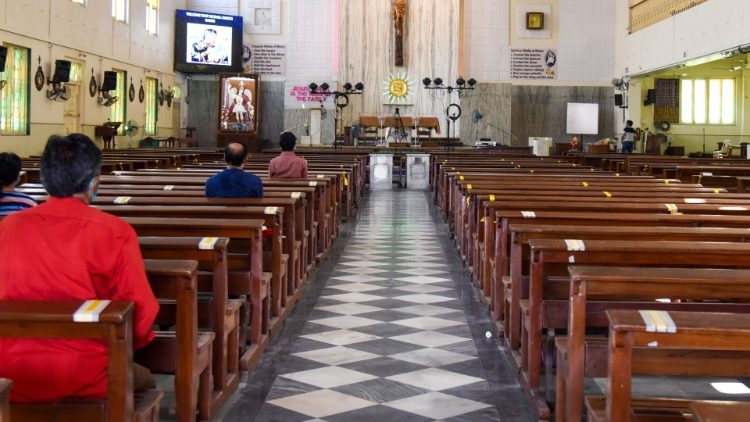 Kirche in Bombay am Montag nach der Wiederöffnung