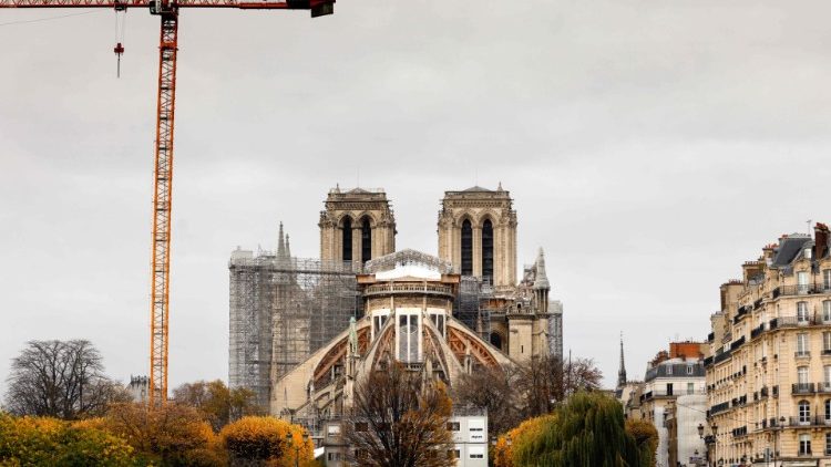 Huszártornya nélkül még bánatosan áll a Notre-Dame székesegyház   