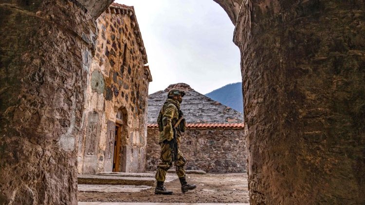 Russischer Friedenssoldat am Dienstag im mittelalterlichen Kloster Dadivank bei Kalbajar