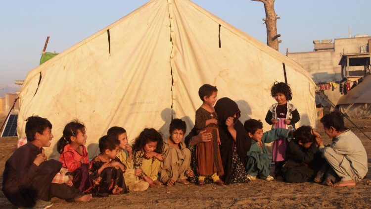 Afghanistan, bambini in un campo di sfollati interni a Khost