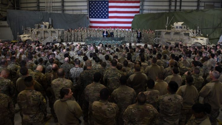 La visita a sorpresa del presidente Trump al contingente americano in Afghanistan, nel novembre 2019 (Olivier Douliery / Afp)