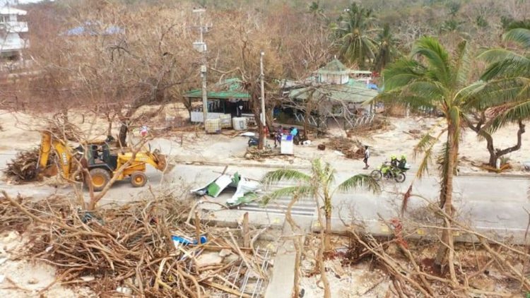 Una excavadora quitando árboles de una carretera dañada por el huracán Iota en San Andrés, Colombia