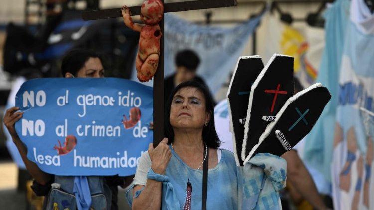 Buenos Aires நகரில், கருக்கலைப்பு சட்டத்திற்கு எதிராக போராட்டம்  